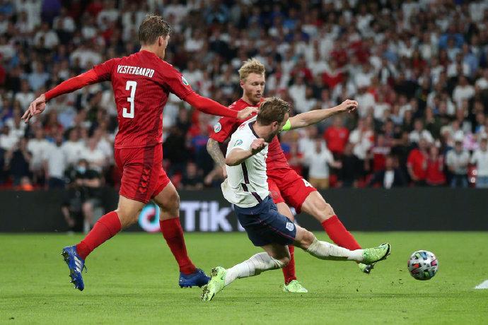 丹麦英格兰队2-2